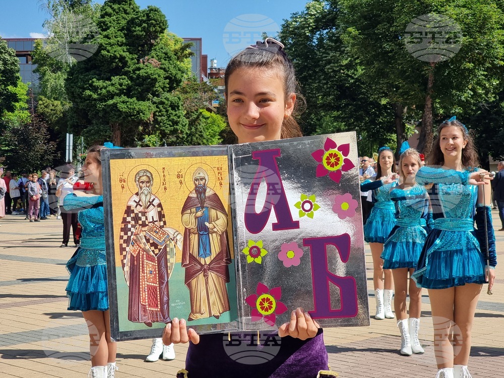 С дефиле, награждаване на изявени учители и ученици и празнична програма в Ловеч бе отбелязан 24 май