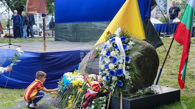 От Левски поднесоха цветя на Могилката