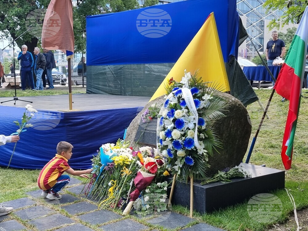 От Левски поднесоха цветя на Могилката