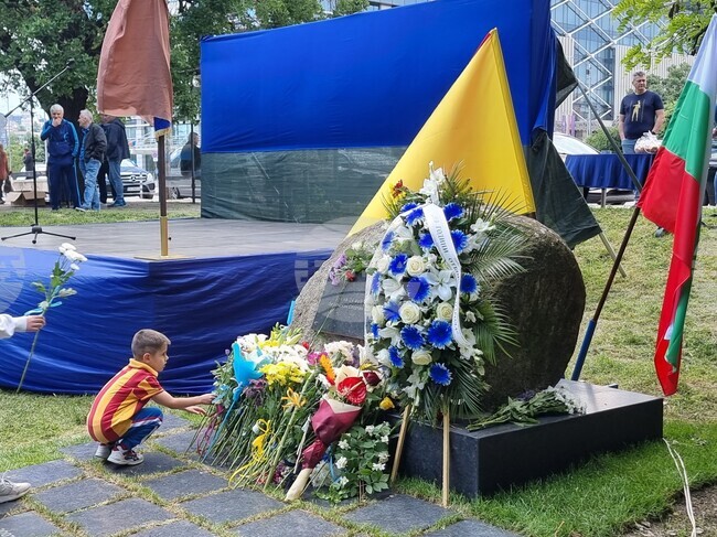 От Левски поднесоха цветя на Могилката