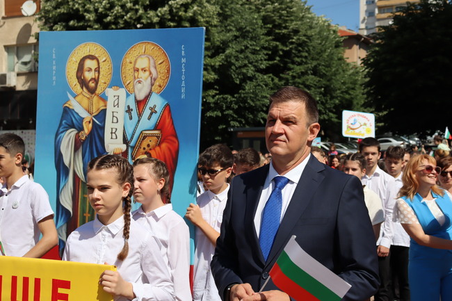 Станислав Дечев на 24 май: Климент Охридски не кръщава новата азбука на велик владетел, а на своя учител Свети Кирил Философ. И този факт казва всичко за нас българите