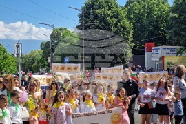 Петрич - 24 май - празнично шествие