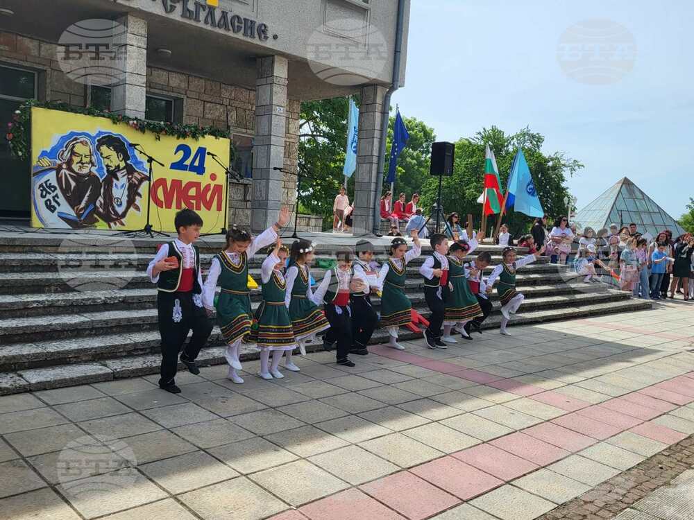 С тържествено шествие и концерт Каварна отбеляза 24 май