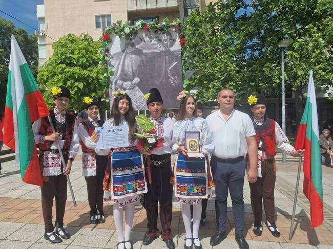 Детският танцов ансамбъл „Лудогорче“ в Разград вече повече от 50 години съхранява и поддържа живи народните традиции и обичаи