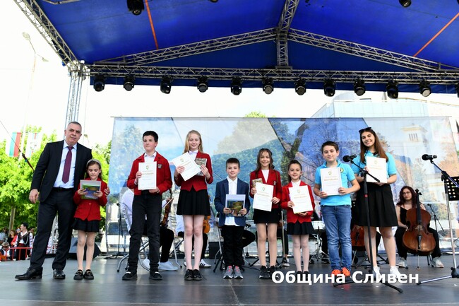 Община Сливен: Кметът Радев награди ученици-медалисти от международни и национални състезания