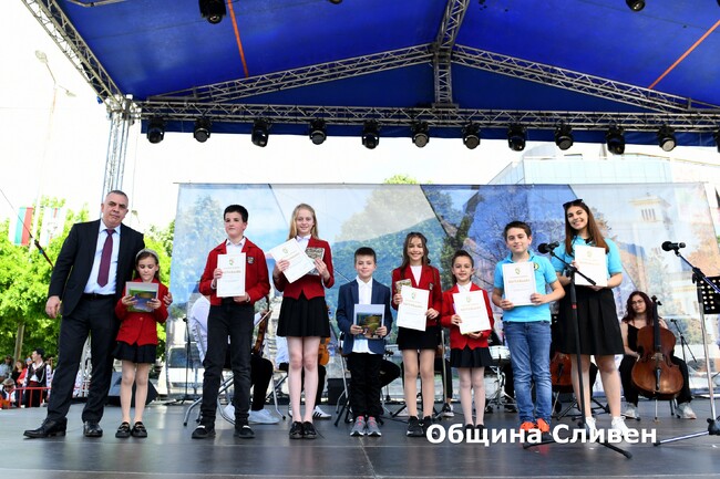 Община Сливен: Кметът Радев награди ученици-медалисти от международни и национални състезания