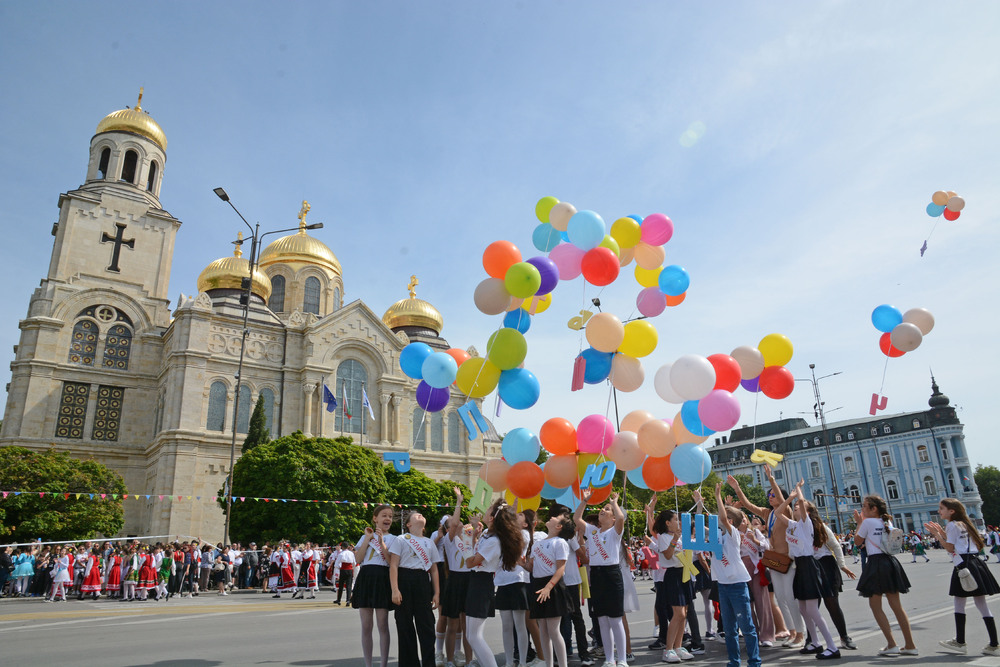Варна отбеляза 24 май с многохилядно шествие