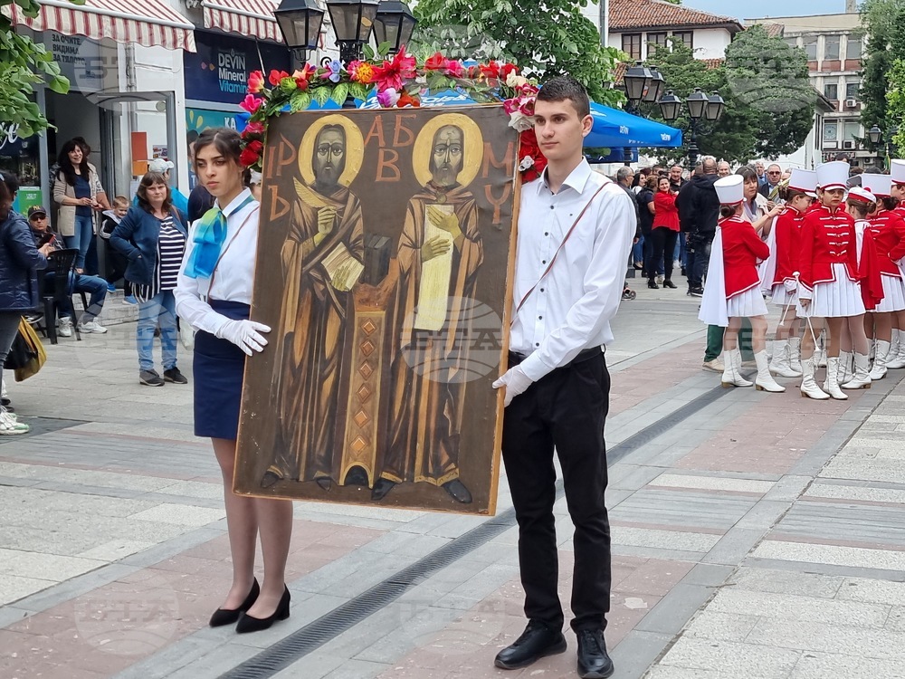 Видин отбеляза 24 май с празнично шествие и награждаване на изявени дейци на образованието, културата и изкуството