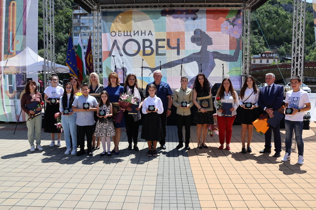 Община Ловеч: Шестима учители с барелефа „Св. св. Кирил и Методий“ за 24 май, други шестима с грамота