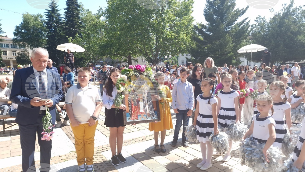 Троян - 24 май - шествие - концерт