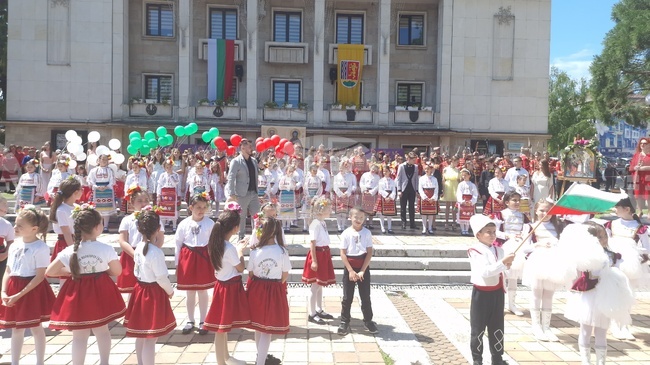 Троян - 24 май - шествие - концерт