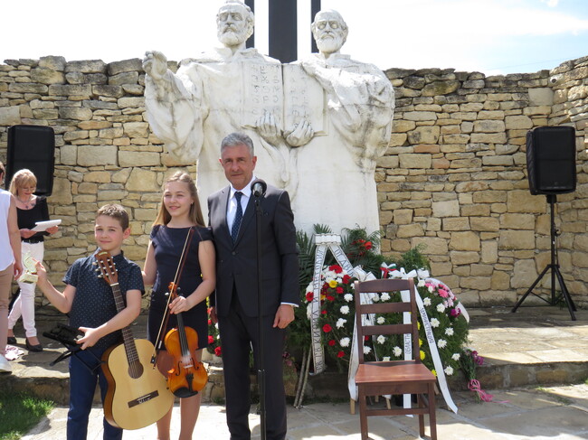 Областна администрация Шумен: Областният управител проф. Добромир Добрев поздрави лауреатите на V-тия Международен младежки фестивал „Славянски звън“