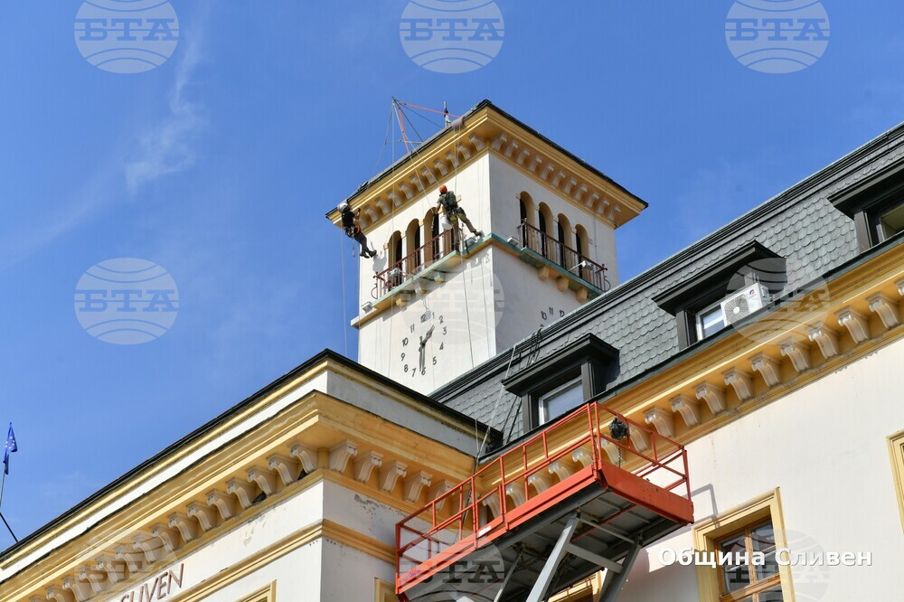 Започна ремонт на градския часовник над сградата на Община Сливен