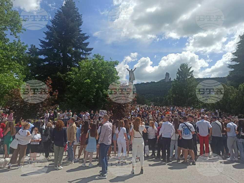 Абитуриенти от Шумен бяха изпратени пред Паметника на свободата