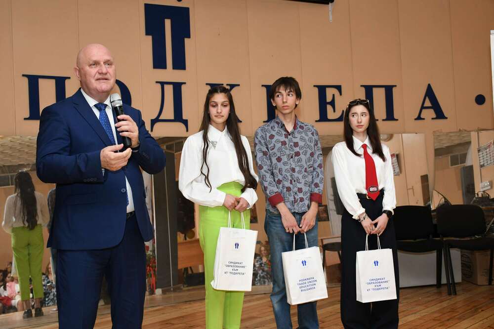 Министерство на образованието и науката: Министър Цоков награди учениците с най-добри есета в конкурса „На учителя с любов“