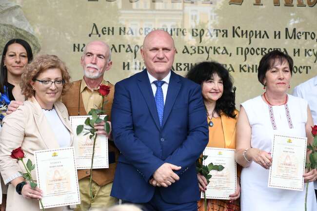 268 учители и директори получиха почетното отличие „Неофит Рилски“ на МОН