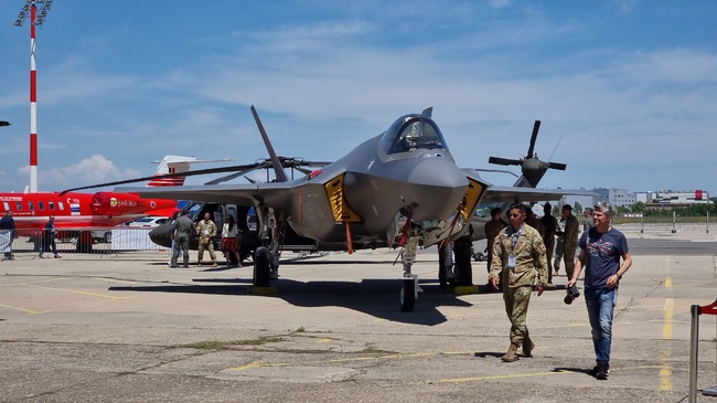Американският изтребител F-35 привлече хиляди посетители на Международното изложение за авиация, отбрана и сигурност в Букурещ