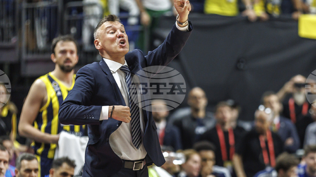 Баскетболният Фенербахче планира да продължи сътрудничеството си с треньора Шарунас Ясикевичус