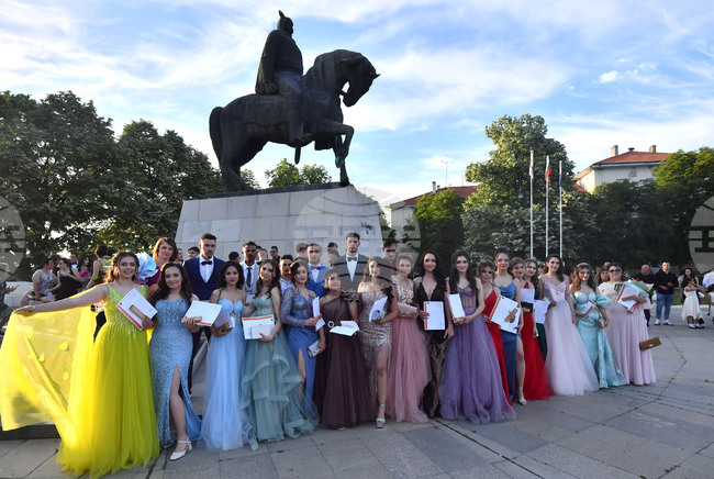 Около 10 000 лева излиза на семейство отбелязването на абитуриентския бал в Благоевград