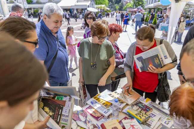 Кандидати за народни представители от ПП-ДБ подаряваха книги на днешния празник в няколко града в Благоевградско