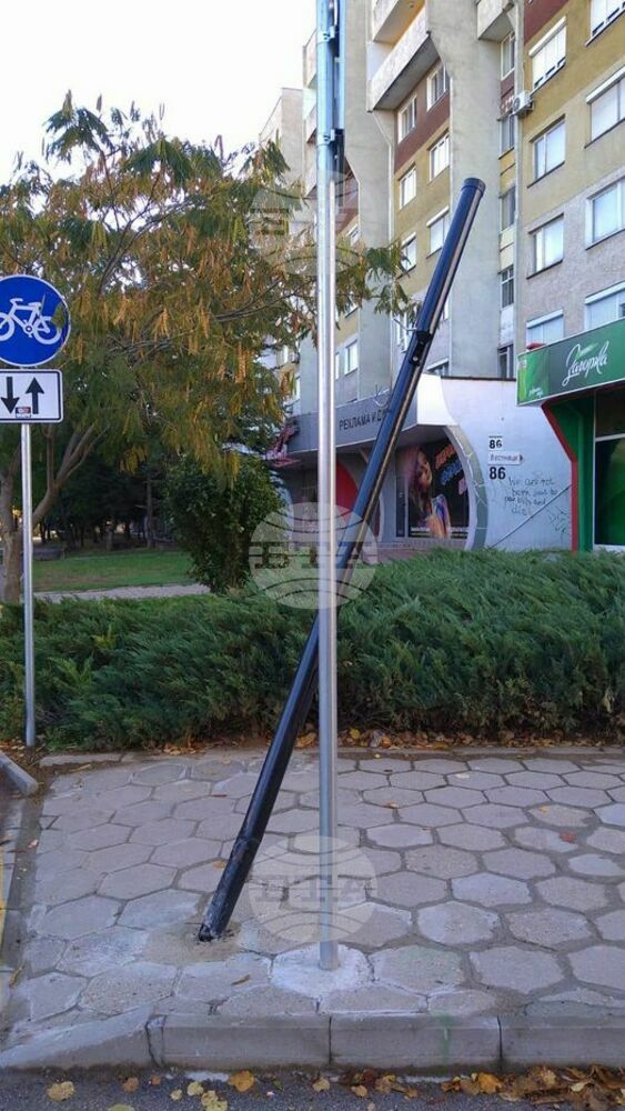 Унищожен е светофар, регулиращ движението по велоалеите, в Силистра