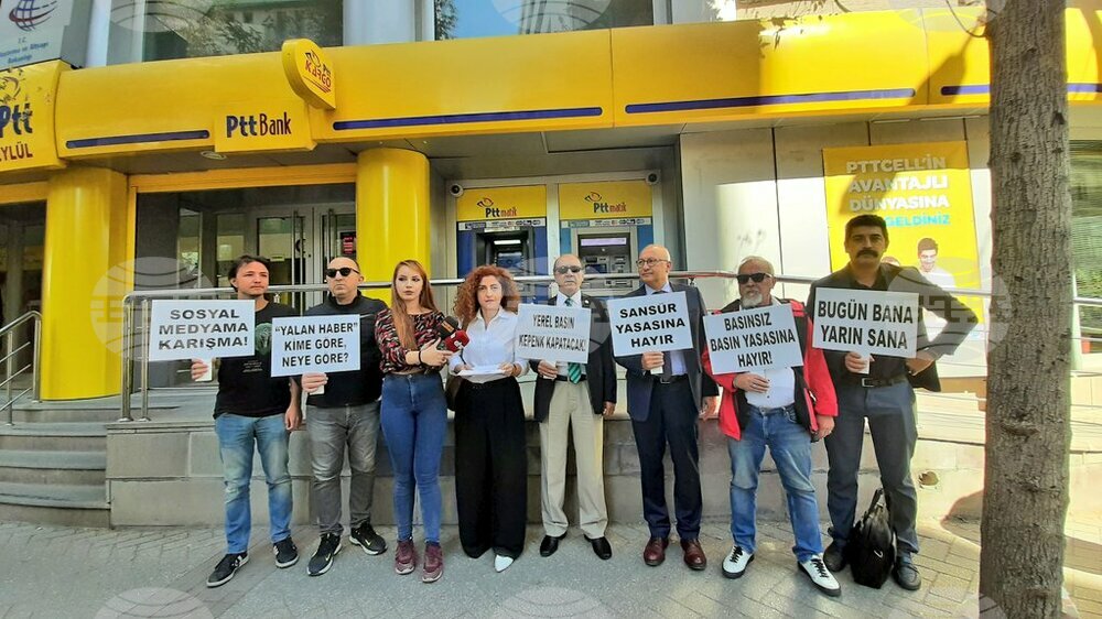 Журналистически протест пред турския парламент срещу проектозакон за борба с дезинформацията