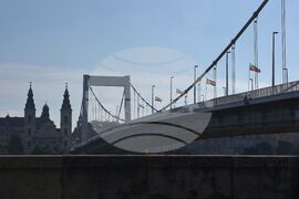 Унгария - България - президент - посещение - мостът "Ержебет" - знамена