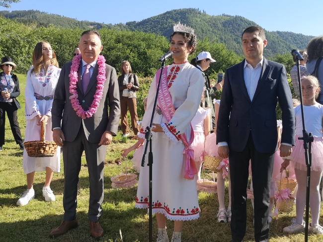 С демонстрация на ритуала розоварене започна Празникът на розата в община Карлово