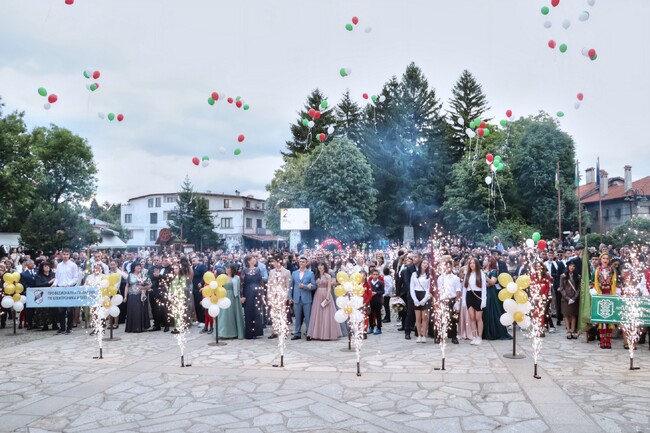 Община Банско: Красиви, млади и изпълнени с надежди, празнуваха абитуриентите от випуск 2024 в Банско