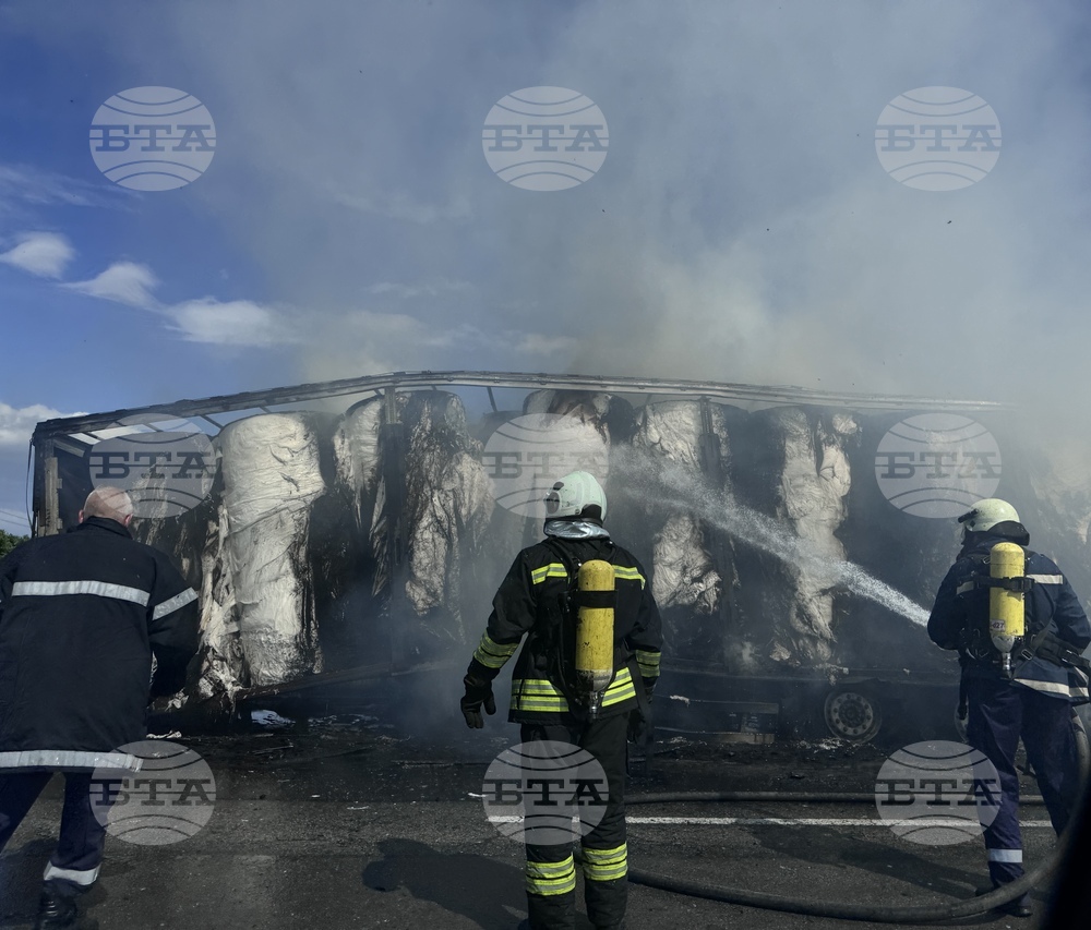 Камион се обърна и се запали на Околовръстния път в столицата