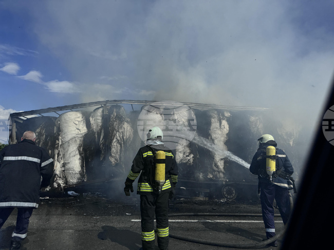 Заради горящо ремарке със скраб временно е затруднено движението при 289 км на АМ "Тракия" в посока Бургас