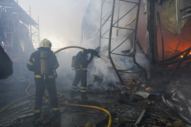 Най-малко 12 души са загинали и още 43 са ранени при вчерашната руска атака по хипермаркет за строителни материали в украинския град Харков