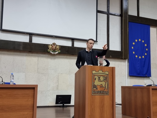 Отмяната на конгреса на БФС показва страх, каза Димитър Бербатов в Благоевград