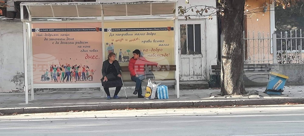 На автобусни спирки в Силистра са поставени постери с призиви за добри дела