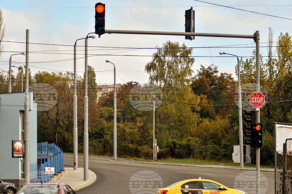 Нова светофарна уредба е монтирана на възлово кръстовище в Перник
