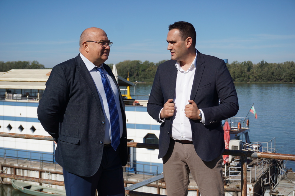 10 нови пейки с факти за Дунав са дарени на русенци