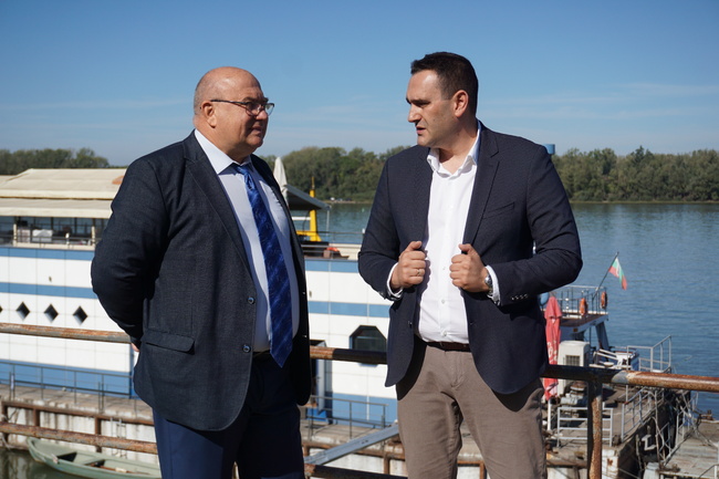 10 нови пейки с факти за Дунав са дарени на русенци