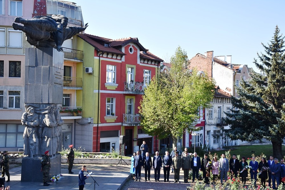 Въздействаща историческа възстановка, полагане на венци и цветя и издигане на националния флаг в Благоевград белязаха началото на празничния 5. октомври