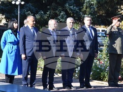 Снимка: Община Благоевград - Въздействаща историческа възстановка, полагане на венци и цветя и издигане на националния флаг в Благоевград белязаха началото на празничния 5. октомври.