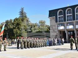 Снимка: Община Благоевград - Въздействаща историческа възстановка, полагане на венци и цветя и издигане на националния флаг в Благоевград белязаха началото на празничния 5. октомври.