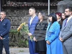 Снимка: Община Благоевград - Въздействаща историческа възстановка, полагане на венци и цветя и издигане на националния флаг в Благоевград белязаха началото на празничния 5. октомври.