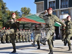 Снимка: Община Благоевград - Въздействаща историческа възстановка, полагане на венци и цветя и издигане на националния флаг в Благоевград белязаха началото на празничния 5. октомври.