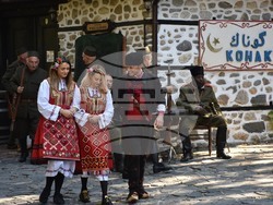 Снимка: Община Благоевград - Въздействаща историческа възстановка, полагане на венци и цветя и издигане на националния флаг в Благоевград белязаха началото на празничния 5. октомври.