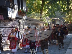 Снимка: Община Благоевград - Въздействаща историческа възстановка, полагане на венци и цветя и издигане на националния флаг в Благоевград белязаха началото на празничния 5. октомври.