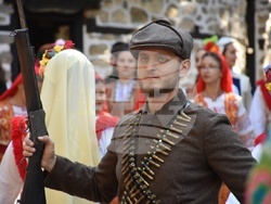 Снимка: Община Благоевград - Въздействаща историческа възстановка, полагане на венци и цветя и издигане на националния флаг в Благоевград белязаха началото на празничния 5. октомври.