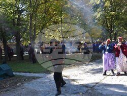 Снимка: Община Благоевград - Въздействаща историческа възстановка, полагане на венци и цветя и издигане на националния флаг в Благоевград белязаха началото на празничния 5. октомври.