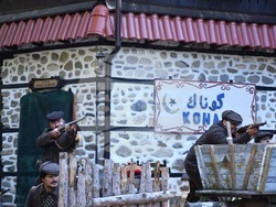 Снимка: Община Благоевград - Въздействаща историческа възстановка, полагане на венци и цветя и издигане на националния флаг в Благоевград белязаха началото на празничния 5. октомври.