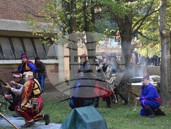 Снимка: Община Благоевград - Въздействаща историческа възстановка, полагане на венци и цветя и издигане на националния флаг в Благоевград белязаха началото на празничния 5. октомври.