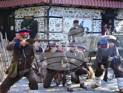 Снимка: Община Благоевград - Въздействаща историческа възстановка, полагане на венци и цветя и издигане на националния флаг в Благоевград белязаха началото на празничния 5. октомври.