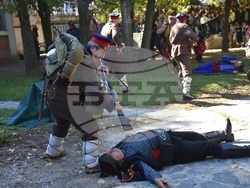 Снимка: Община Благоевград - Въздействаща историческа възстановка, полагане на венци и цветя и издигане на националния флаг в Благоевград белязаха началото на празничния 5. октомври.